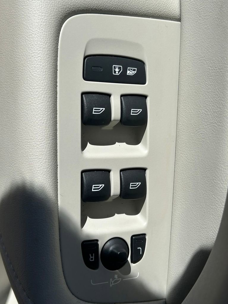 Used 2023 Volvo XC60 B5 Plus w/ Climate Package image 24