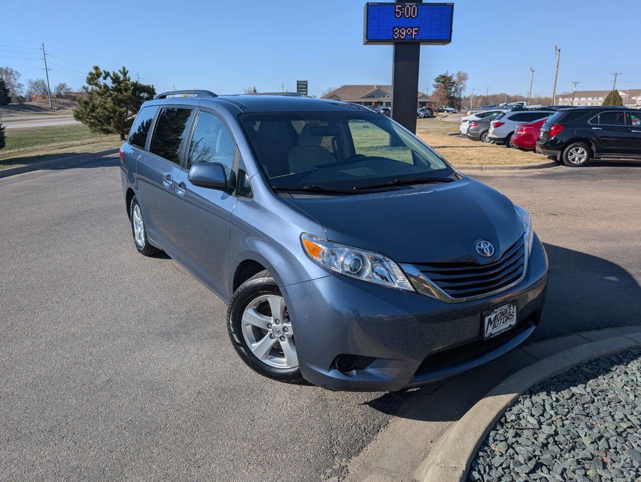 Used 2017 Toyota Sienna LE image 2