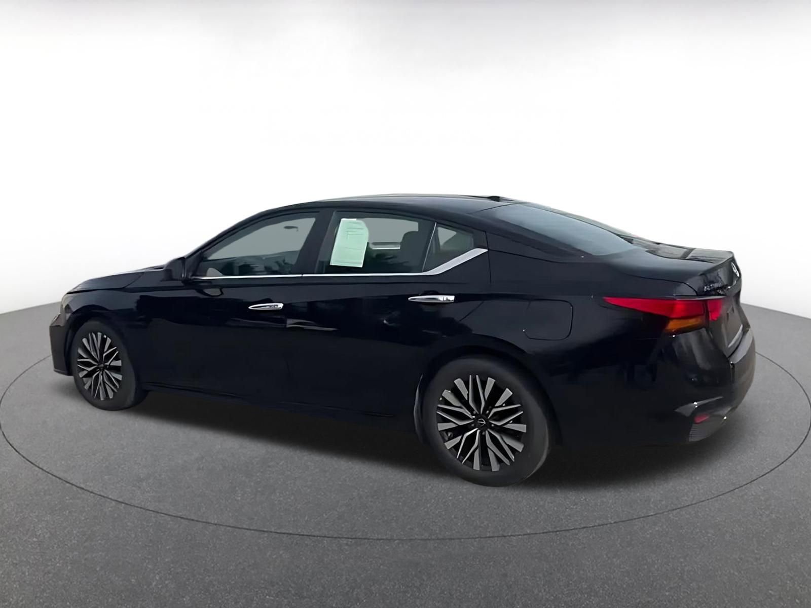 Used 2025 Nissan Altima 2.5 SV FWD image 10