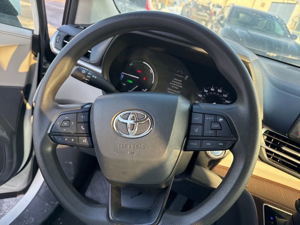 Used 2024 Toyota Sienna LE image 17