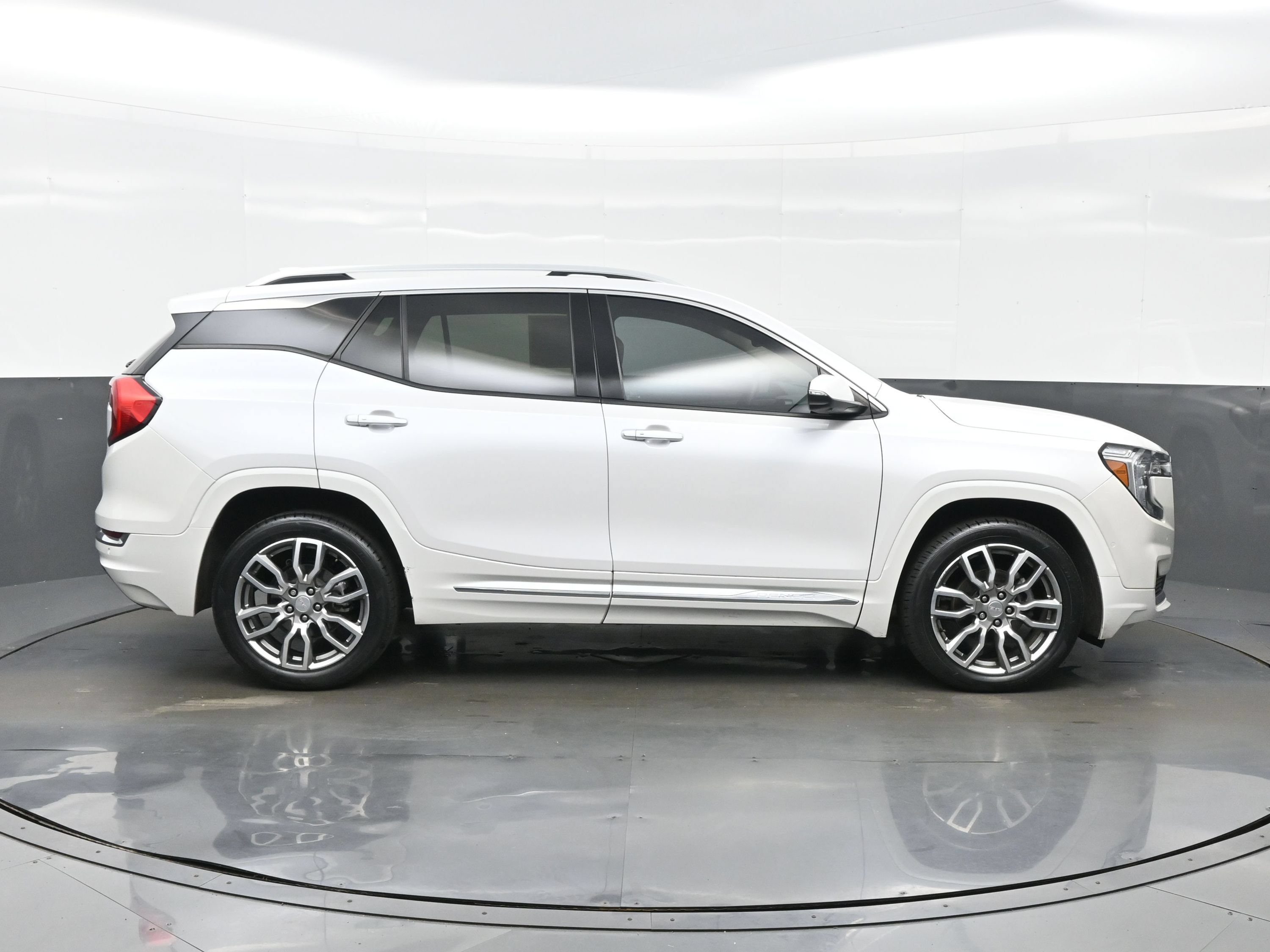 Used 2023 GMC Terrain Denali w/ Denali Premium Package AWD/4WD image 7