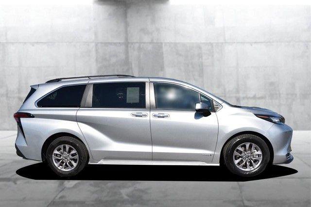 Used 2021 Toyota Sienna XLE w/ XLE Plus Package image 5