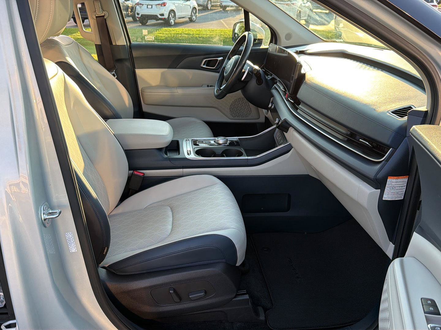 Used 2025 Kia Carnival SX FWD image 12