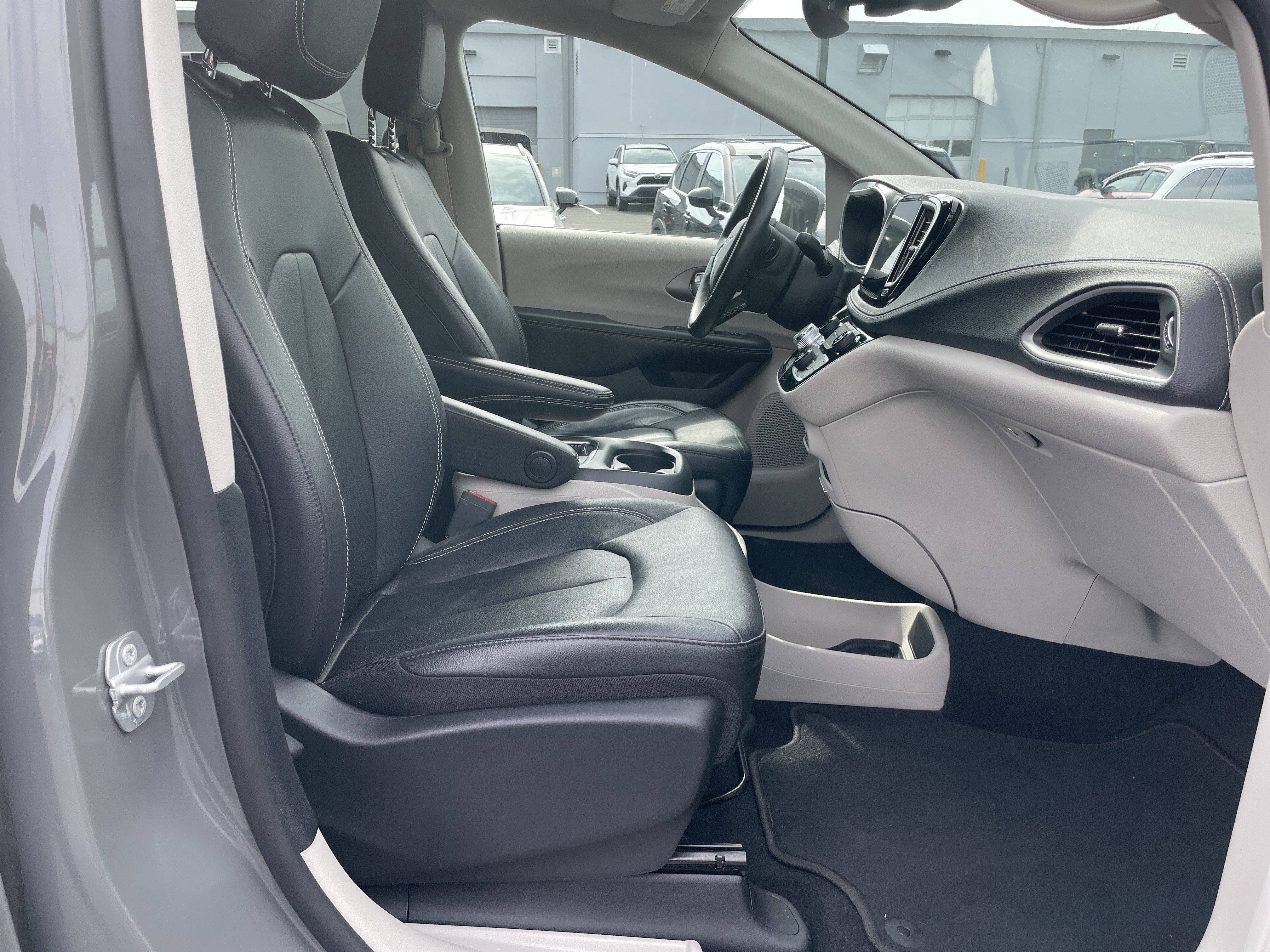 Used 2022 Chrysler Pacifica Touring-L image 13