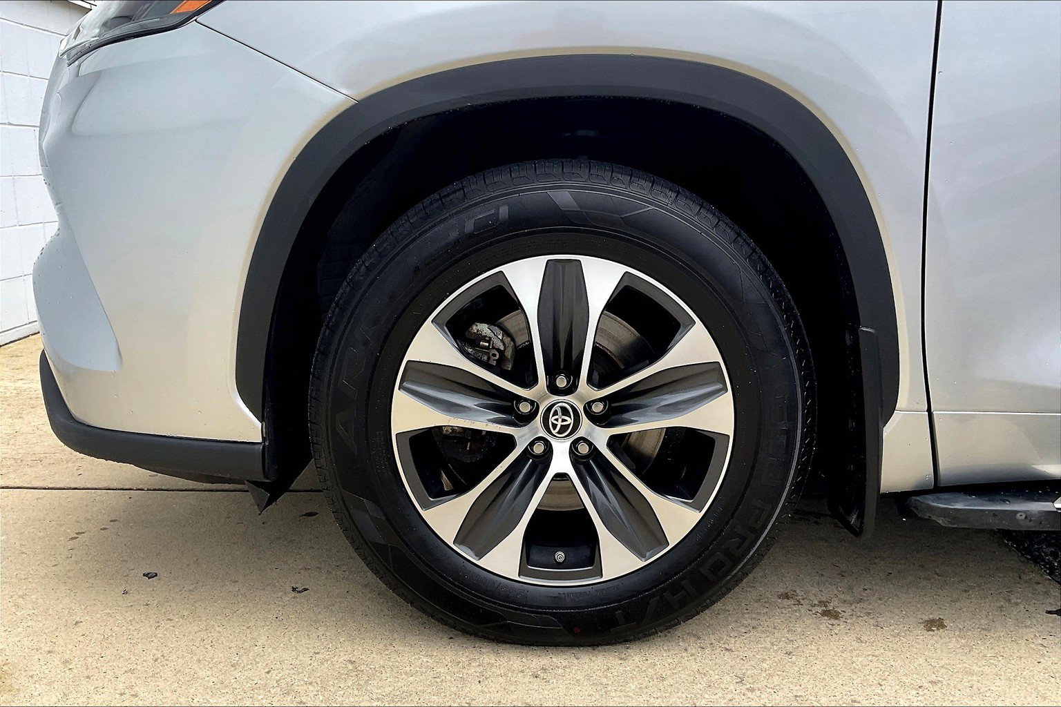 Used 2022 Toyota Highlander XLE AWD/4WD image 11