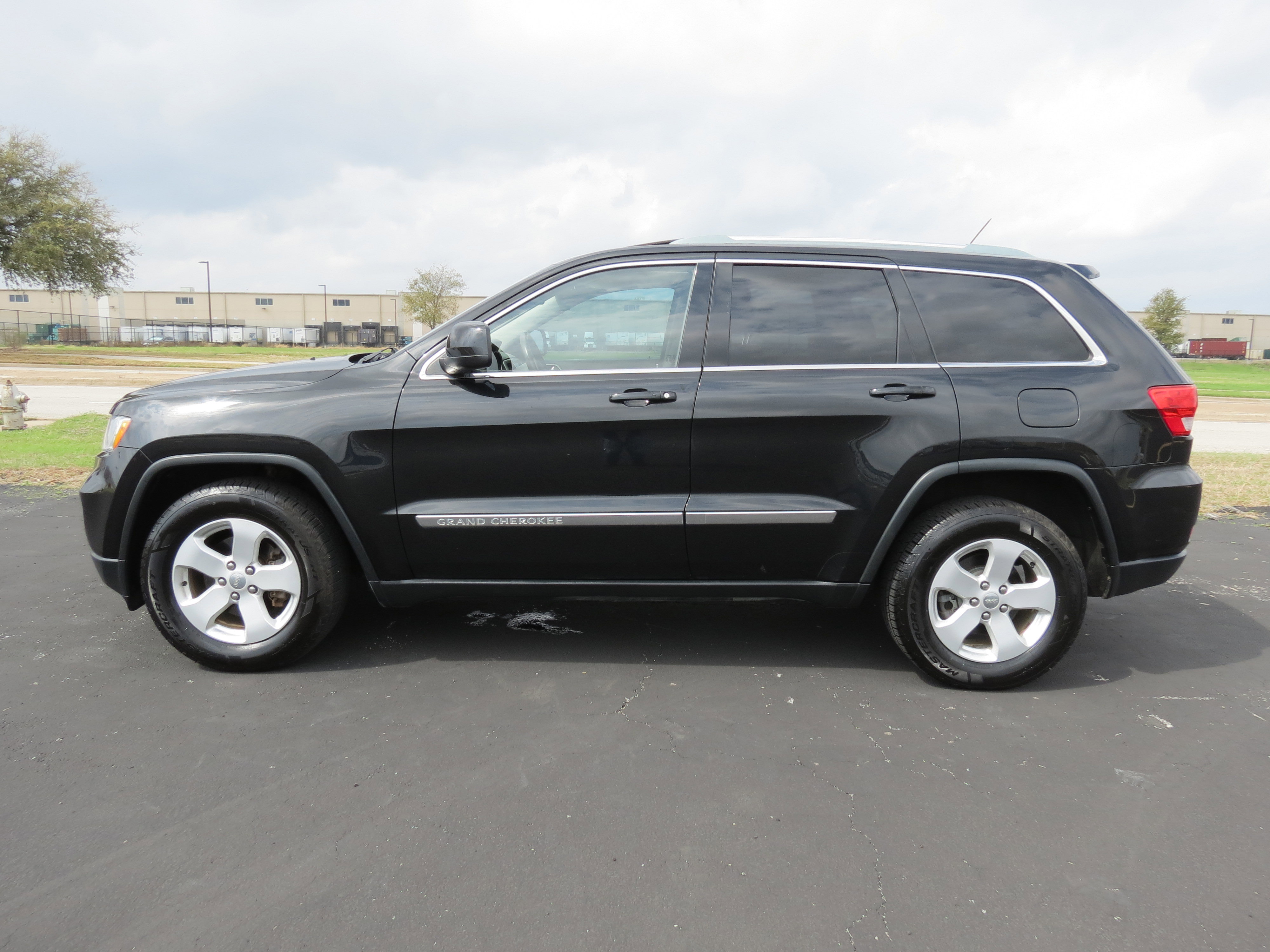 Used 2012 Jeep Grand Cherokee Laredo RWD image 3