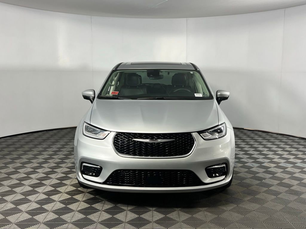 Used 2023 Chrysler Pacifica Touring-L w/ Uconnect Theater Family Group image 6