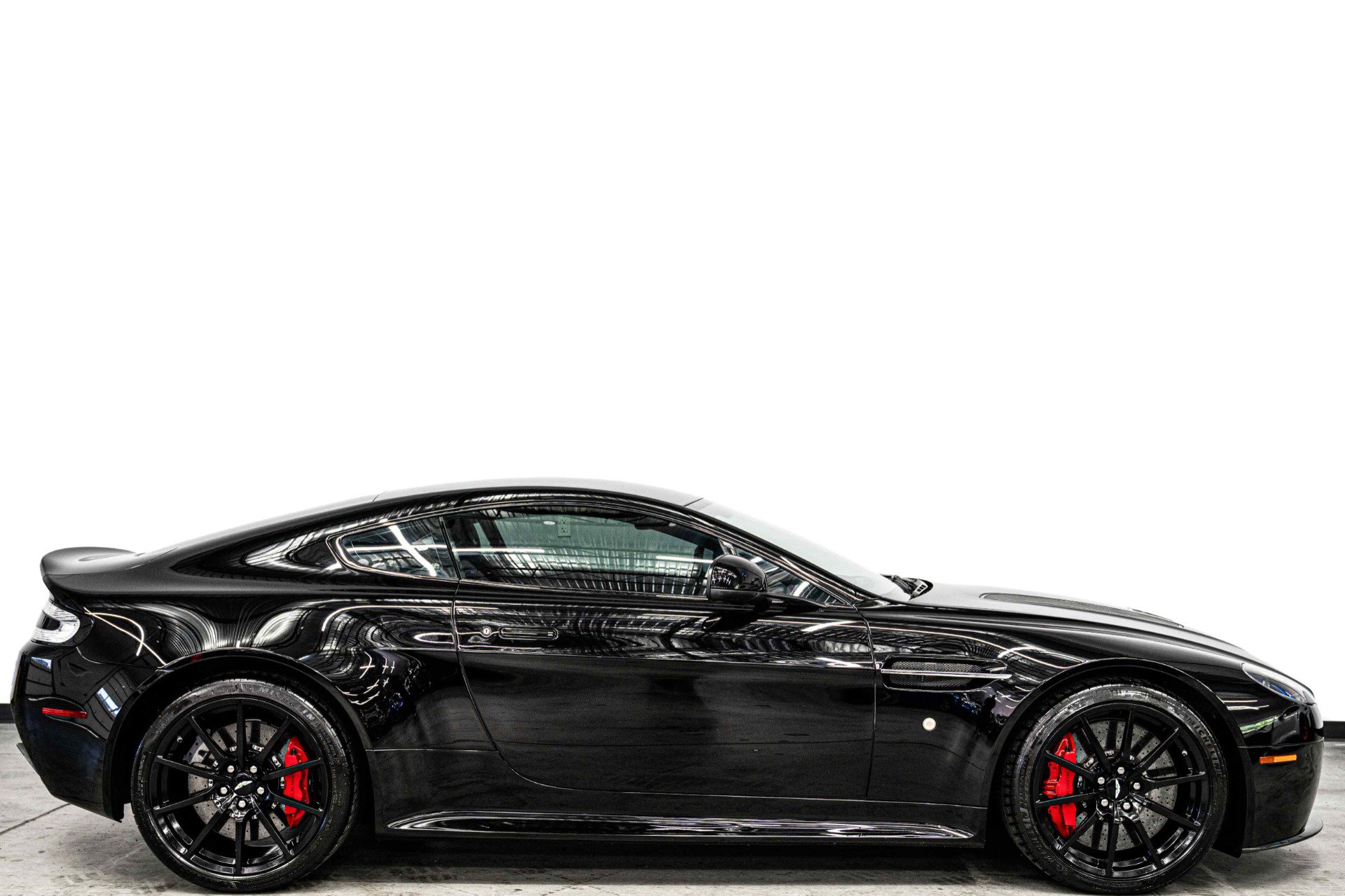 Used 2017 Aston Martin V12 Vantage S RWD image 2