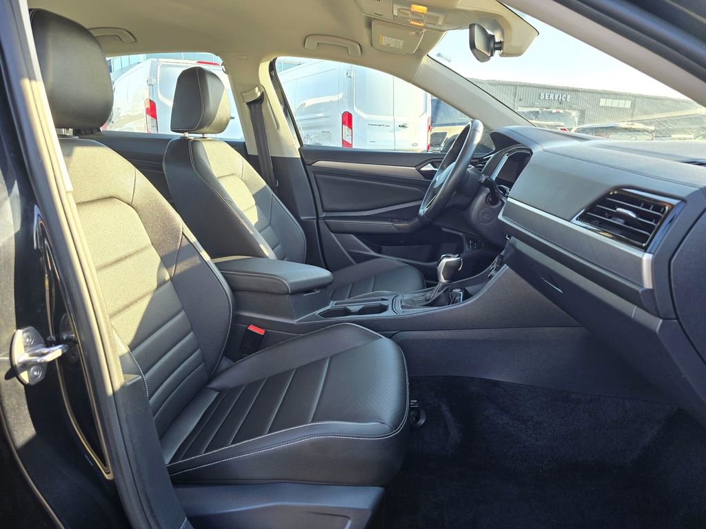 Used 2024 Volkswagen Jetta SE FWD image 16