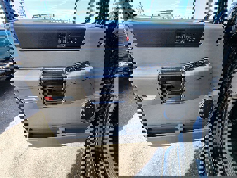 Used 2003 HUMMER H2 w/ Preferred Equipment Group image 21