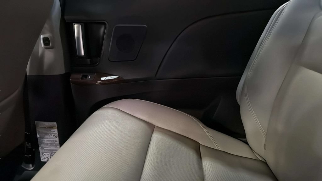 Used 2020 Toyota Sienna Limited Premium AWD/4WD image 23
