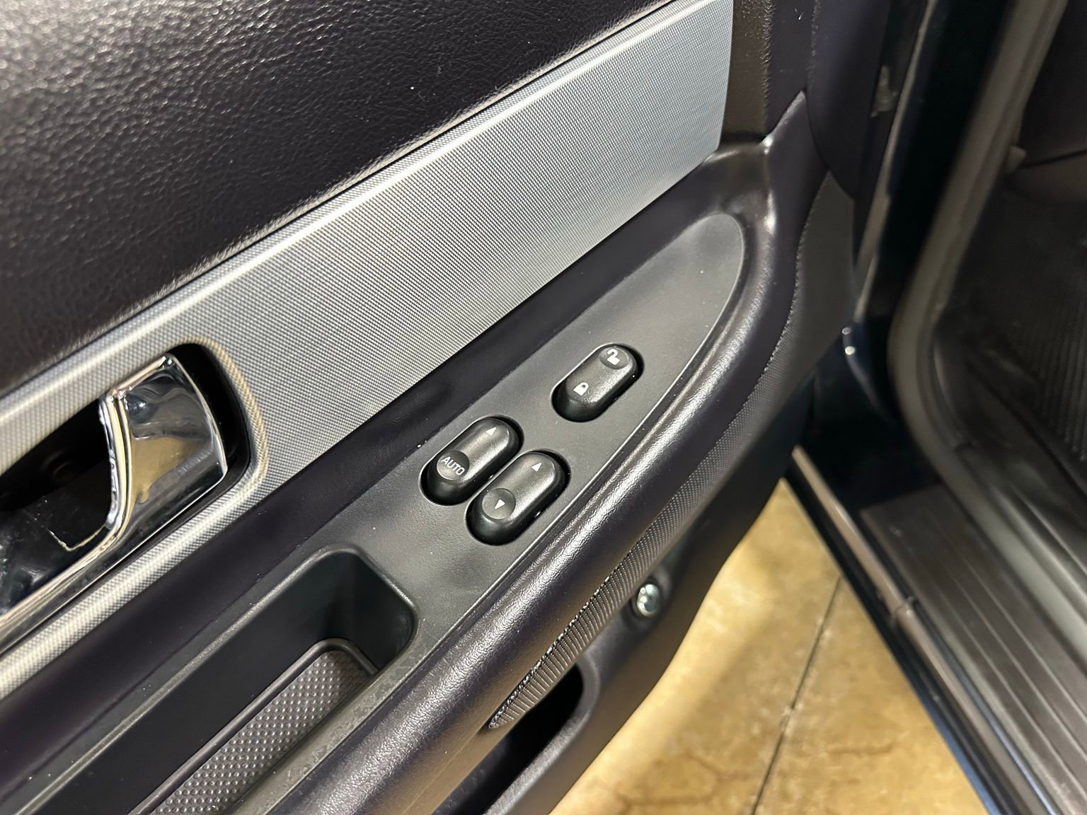 Used 2005 Ford Thunderbird image 13