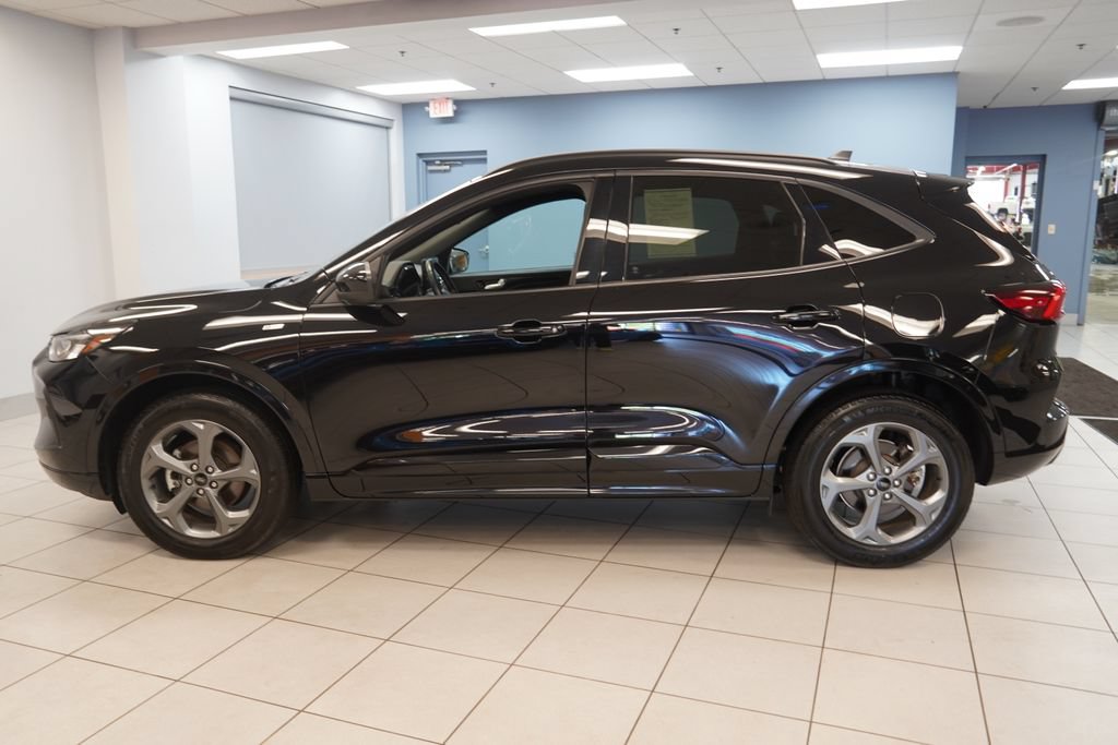 Used 2023 Ford Escape ST-Line Select w/ Tech Pack #1 AWD/4WD image 2