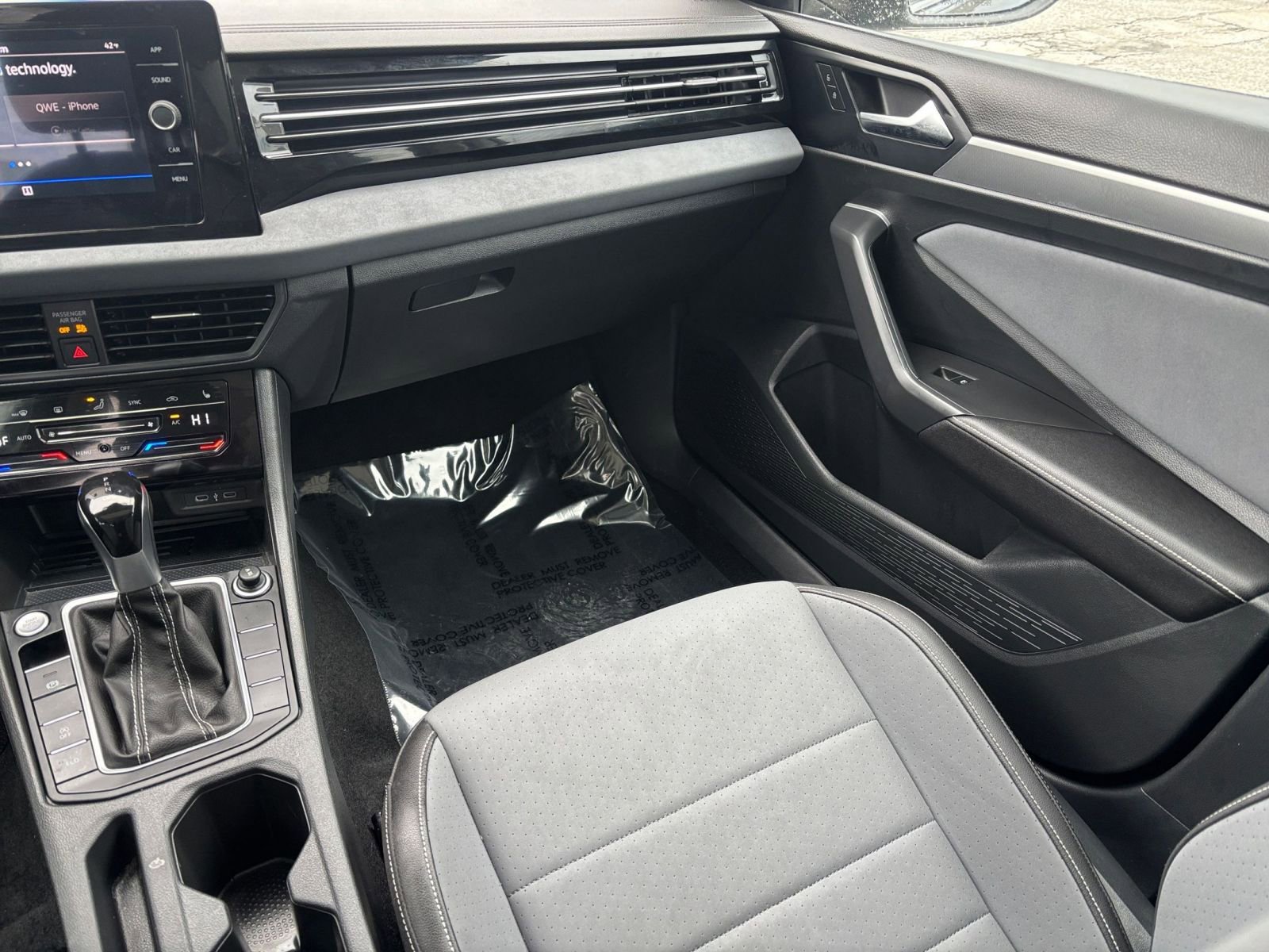 Used 2025 Volkswagen Jetta SE image 30