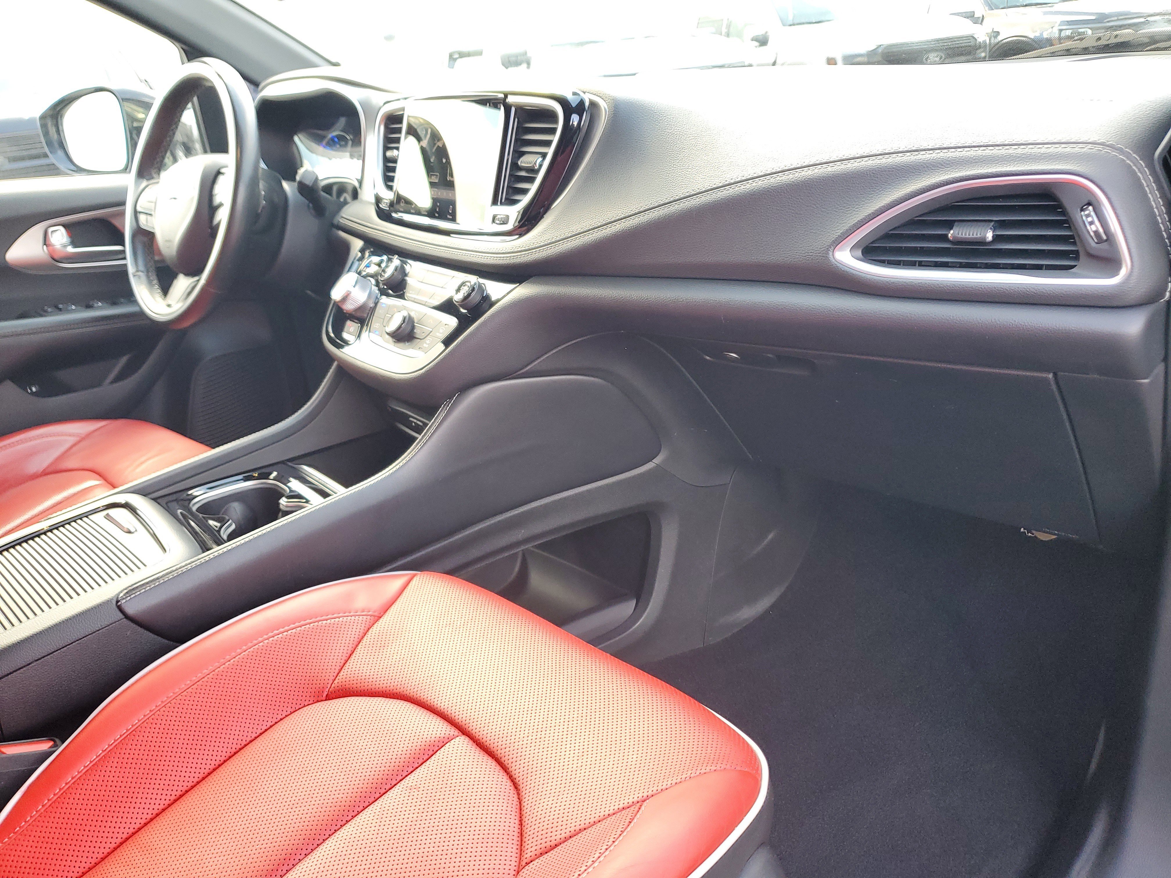 Used 2021 Chrysler Pacifica Limited w/ Uconnect Theater Family Group image 20