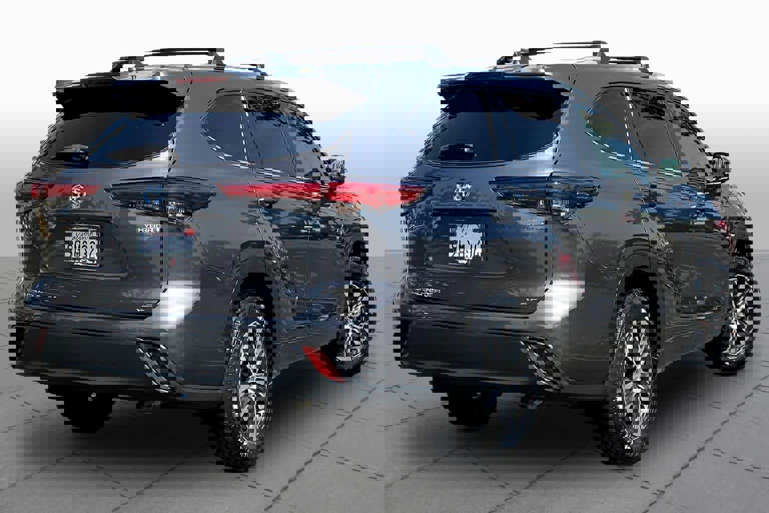 Used 2023 Toyota Highlander XLE image 12