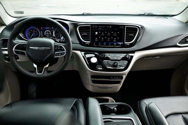 Used 2024 Chrysler Pacifica Touring-L image 24