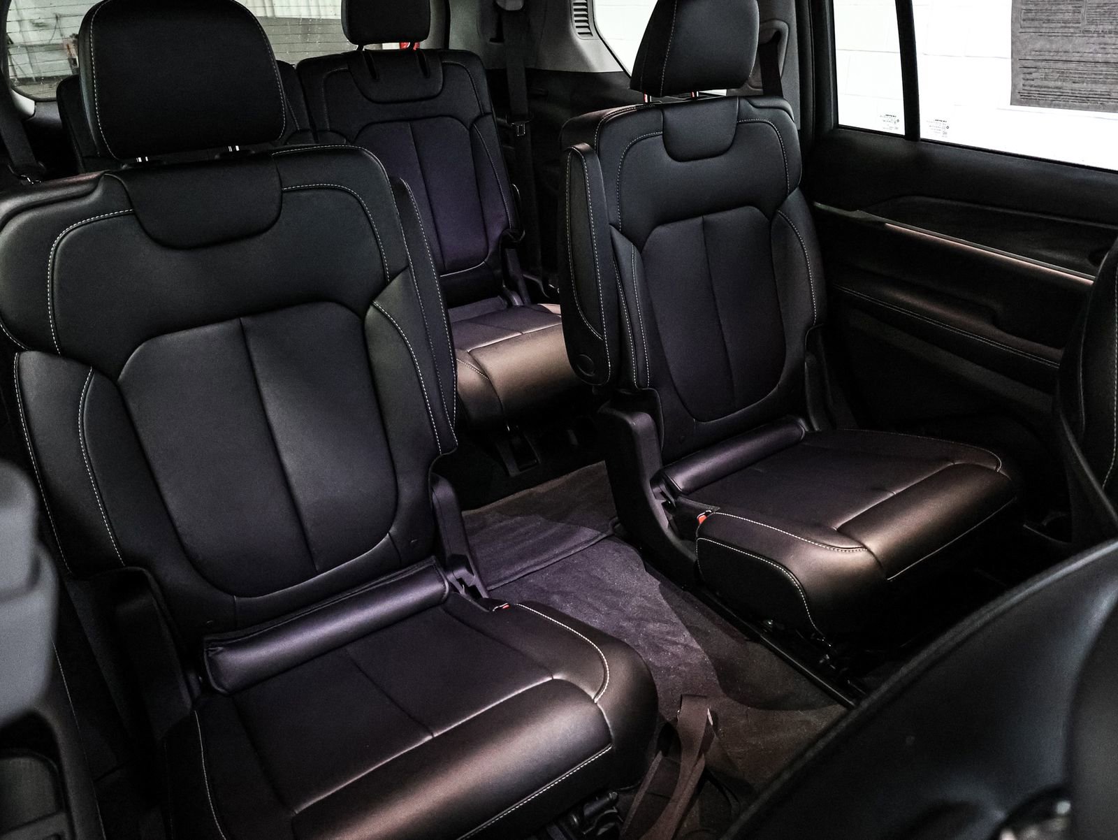 Used 2023 Jeep Grand Cherokee L Limited w/ Black Appearance Package image 23