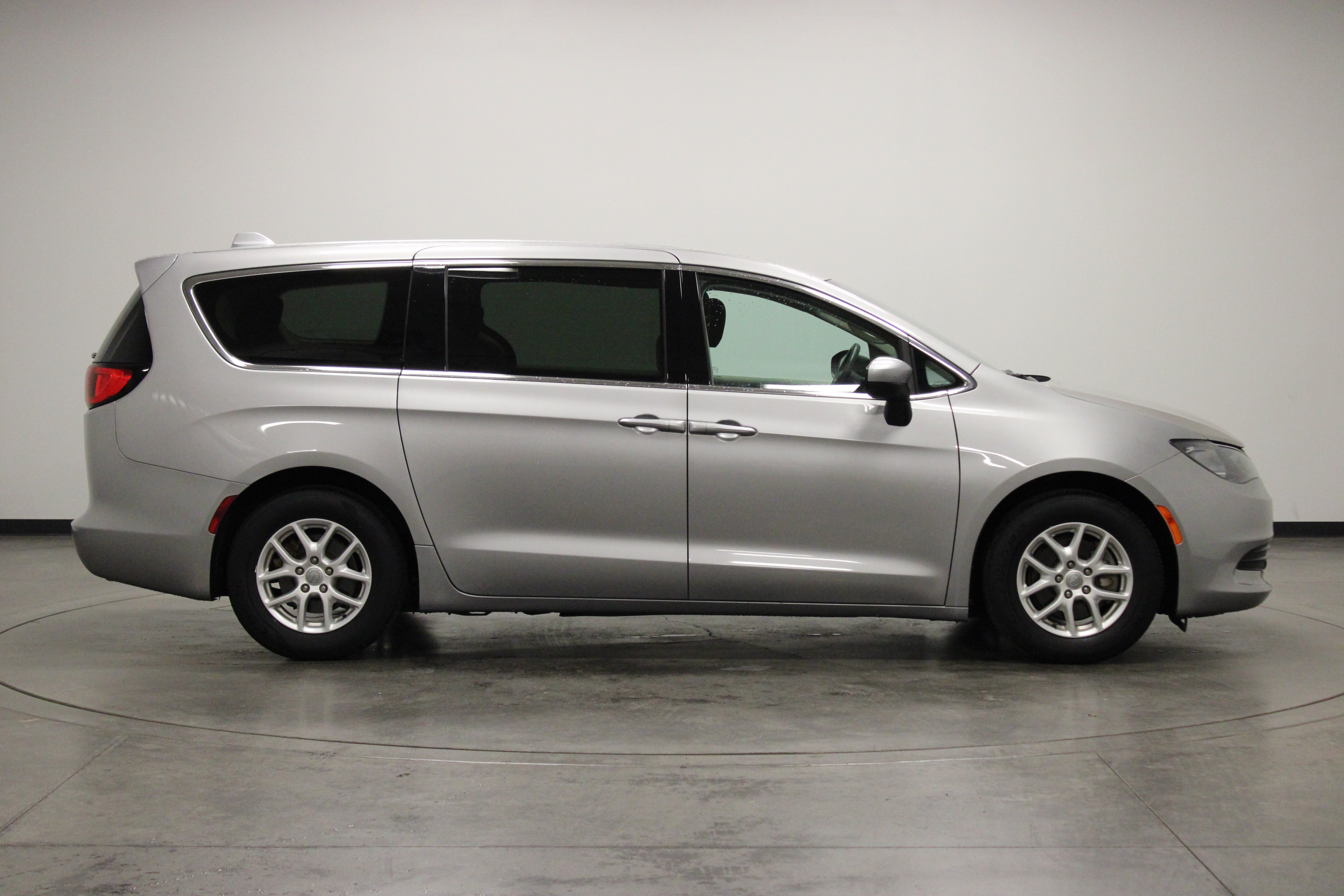 Used 2017 Chrysler Pacifica LX FWD image 9
