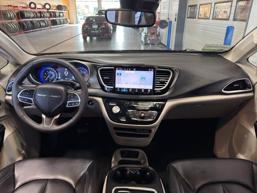 Used 2023 Chrysler Pacifica Touring-L FWD image 14