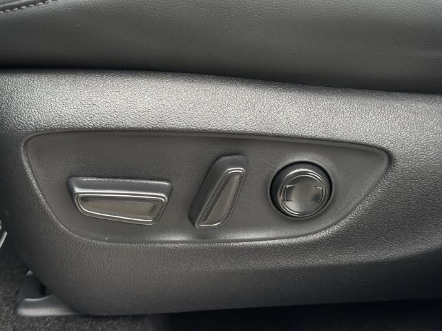 Used 2026 Toyota Highlander Limited AWD/4WD image 30
