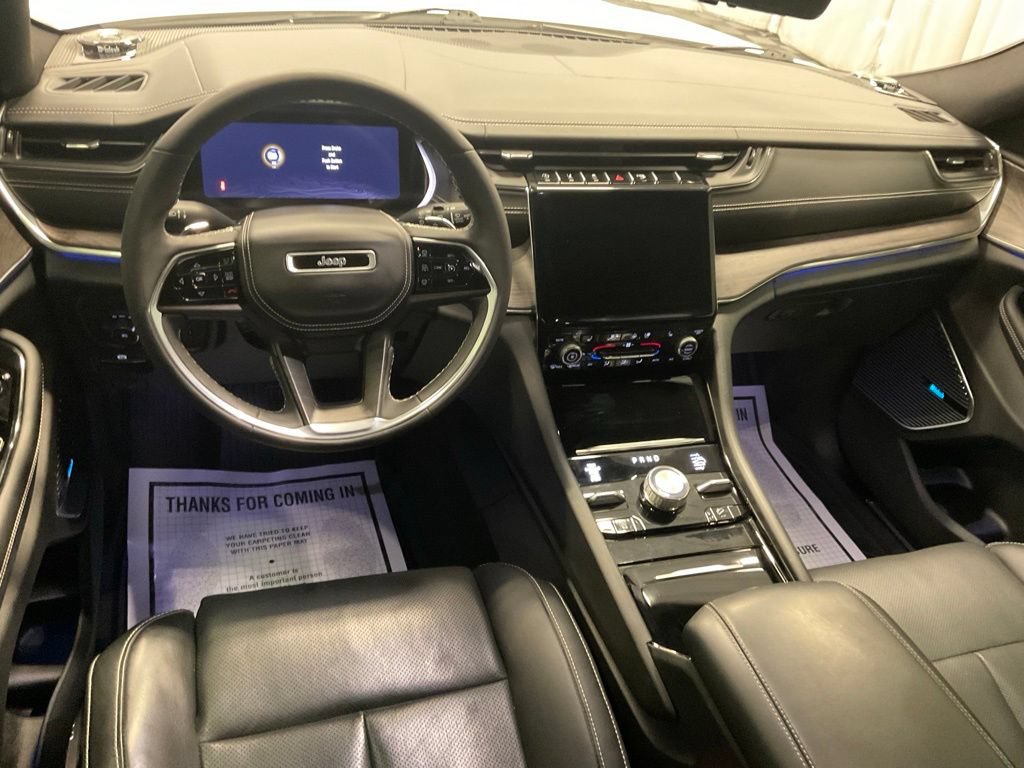 Used 2023 Jeep Grand Cherokee Overland w/ Luxury Tech Group IV AWD/4WD image 4
