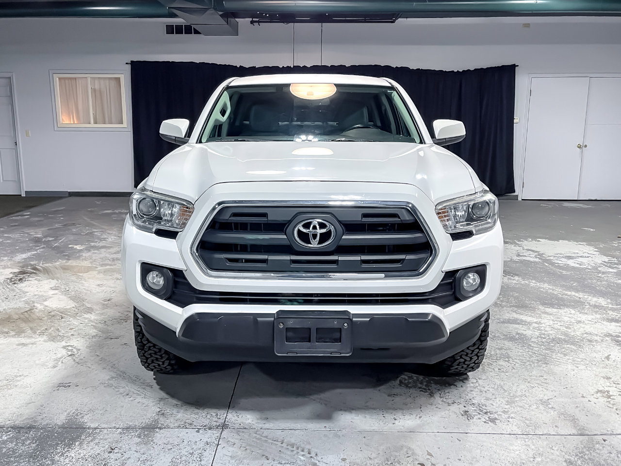 Used 2017 Toyota Tacoma TRD Off-Road image 3