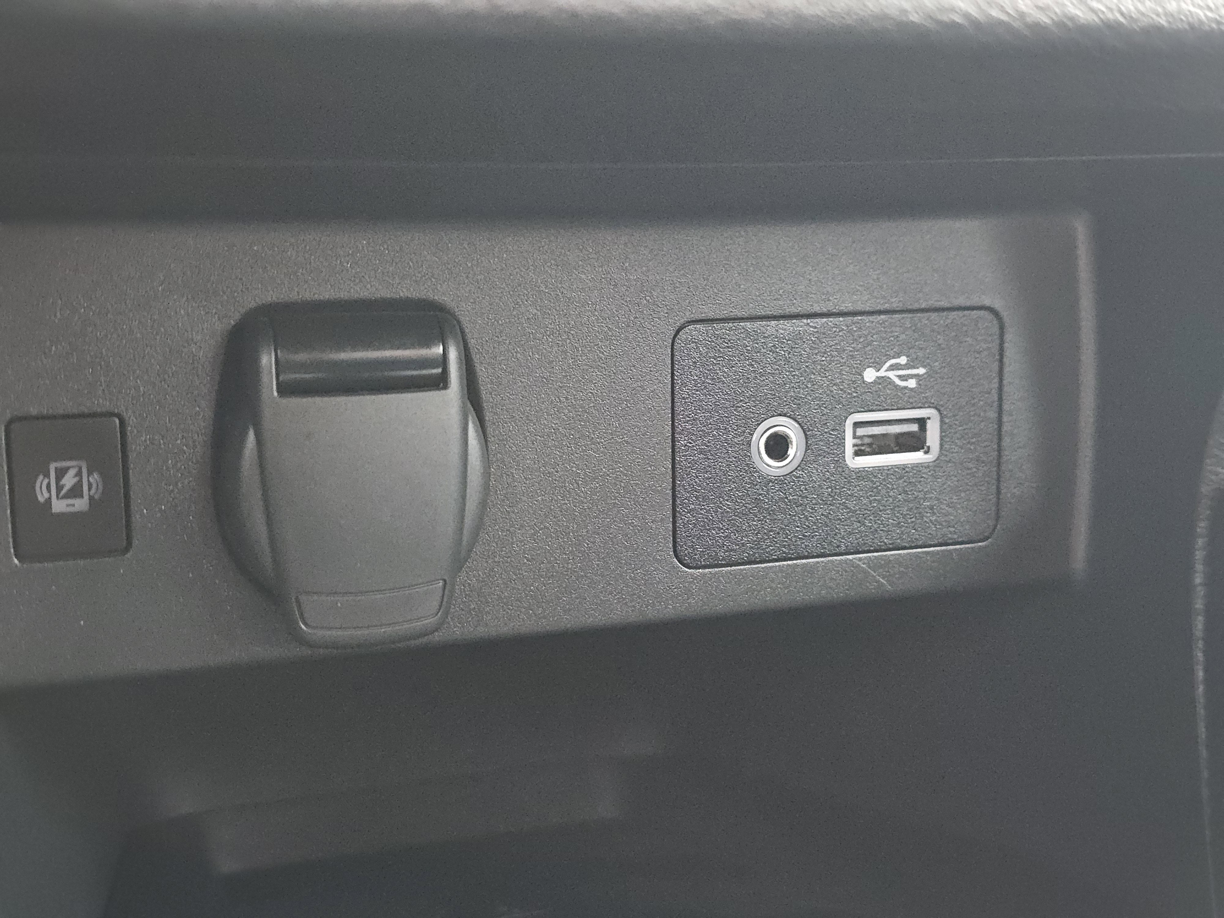 Used 2025 Nissan Versa SV w/ Trunk Package image 24