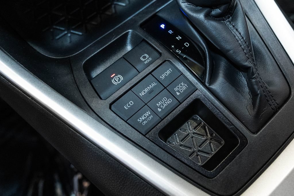 Used 2025 Toyota RAV4 XLE AWD/4WD image 25