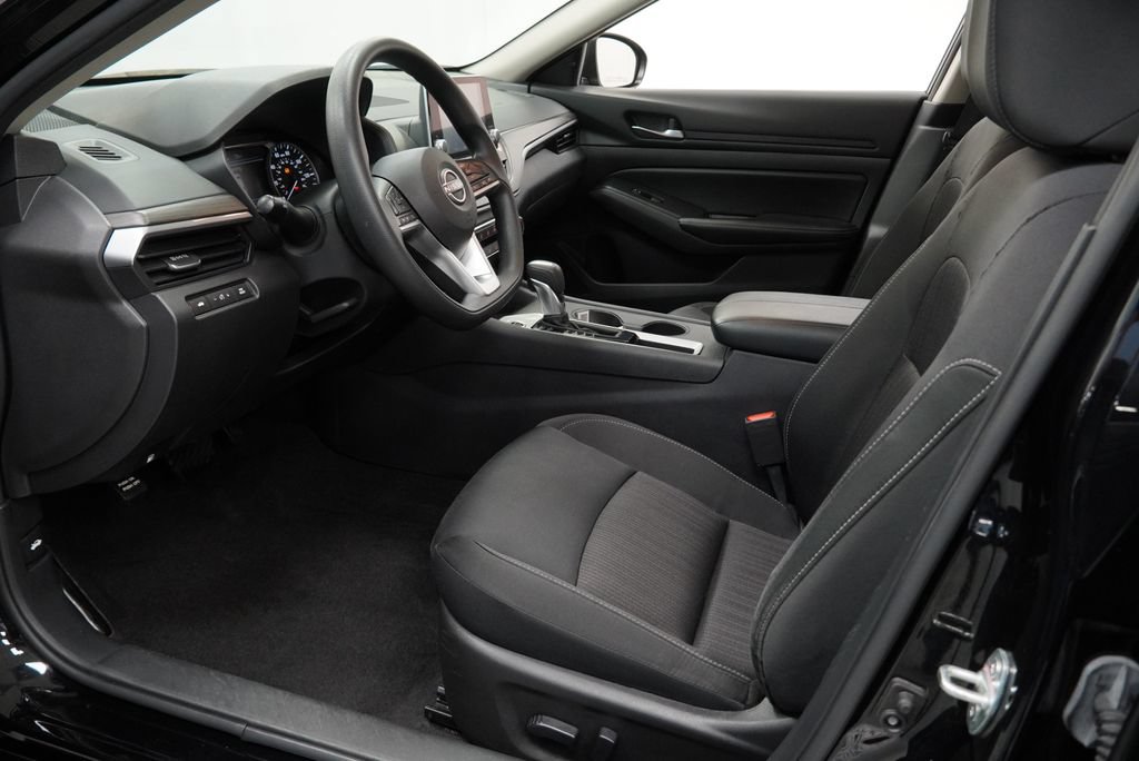 Used 2025 Nissan Altima 2.5 SV FWD image 18