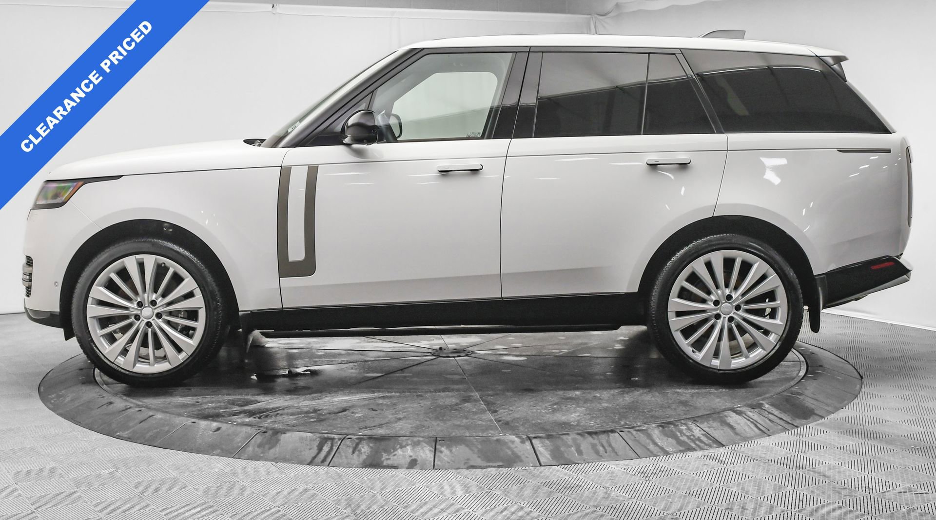 Used 2025 Land Rover Range Rover SE AWD/4WD image 4