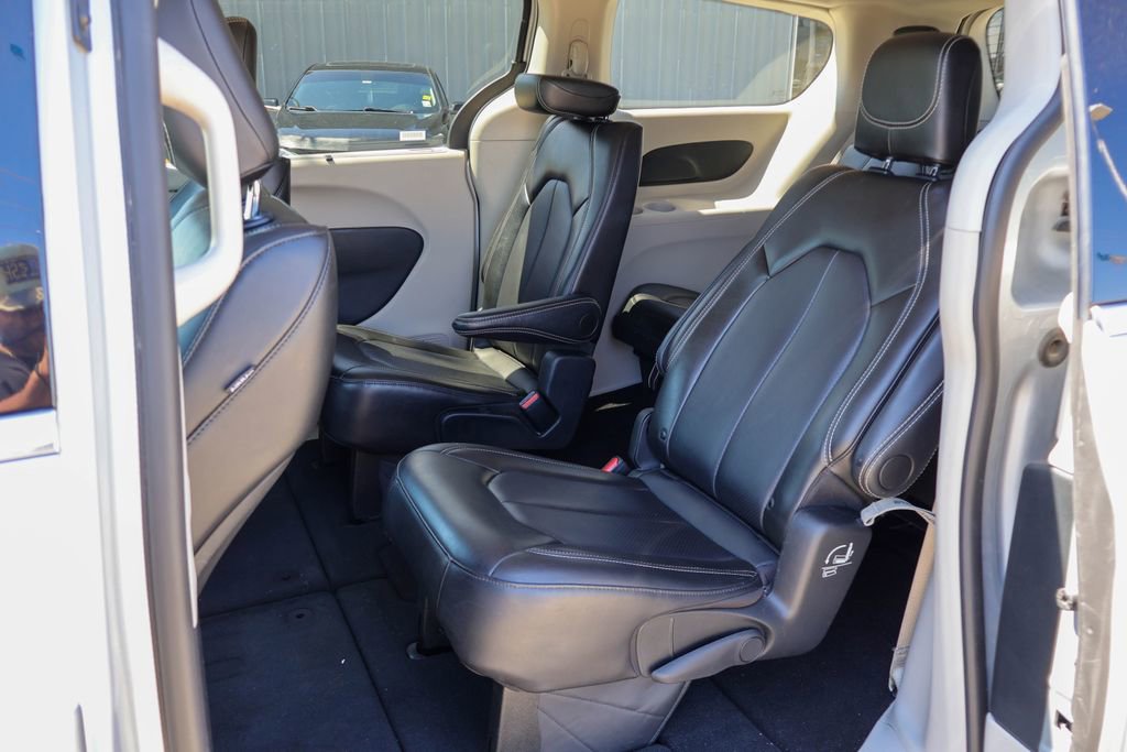 Used 2024 Chrysler Pacifica Touring-L image 9