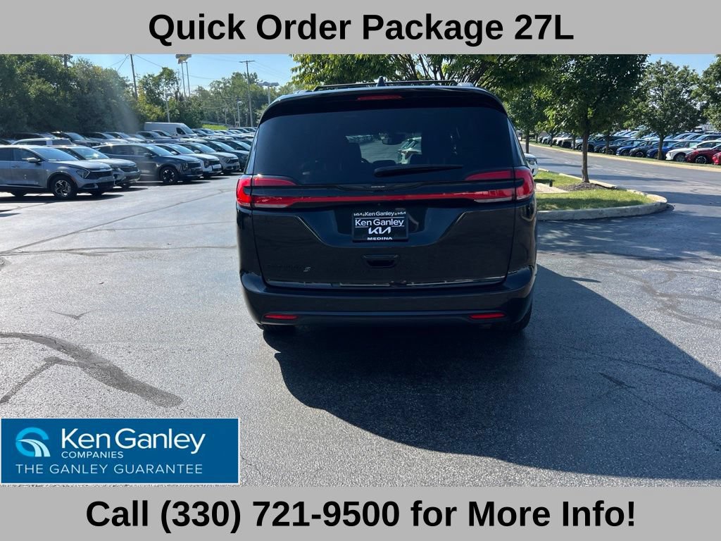 Used 2021 Chrysler Pacifica Touring-L w/ S Appearance Package FWD image 11