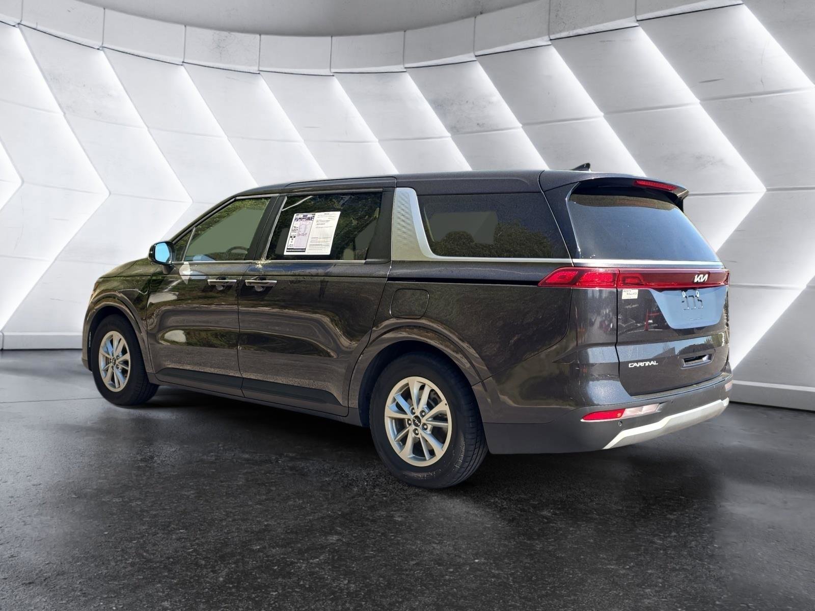 Used 2024 Kia Carnival LX image 3