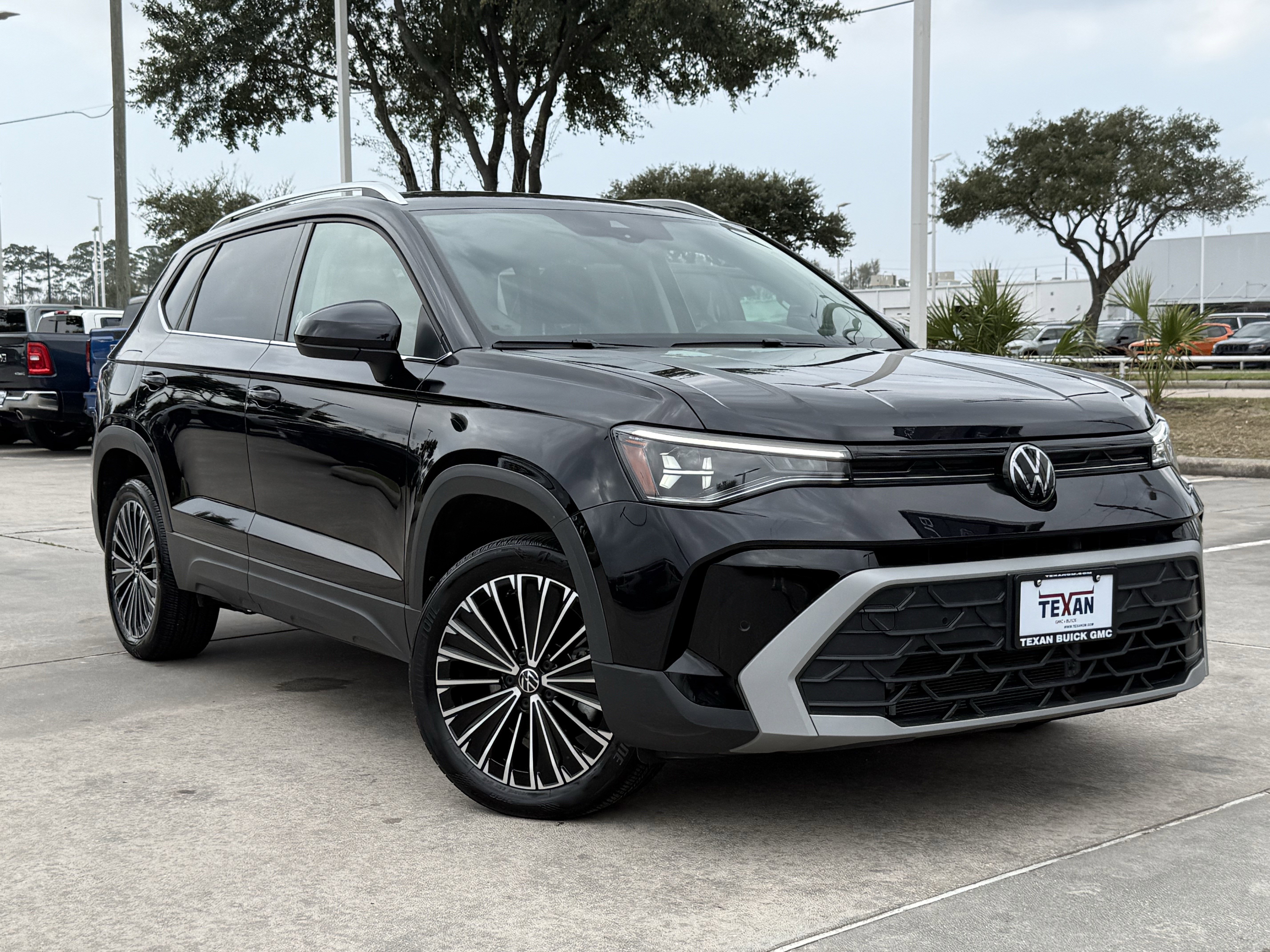 Used 2025 Volkswagen Taos SE image 2