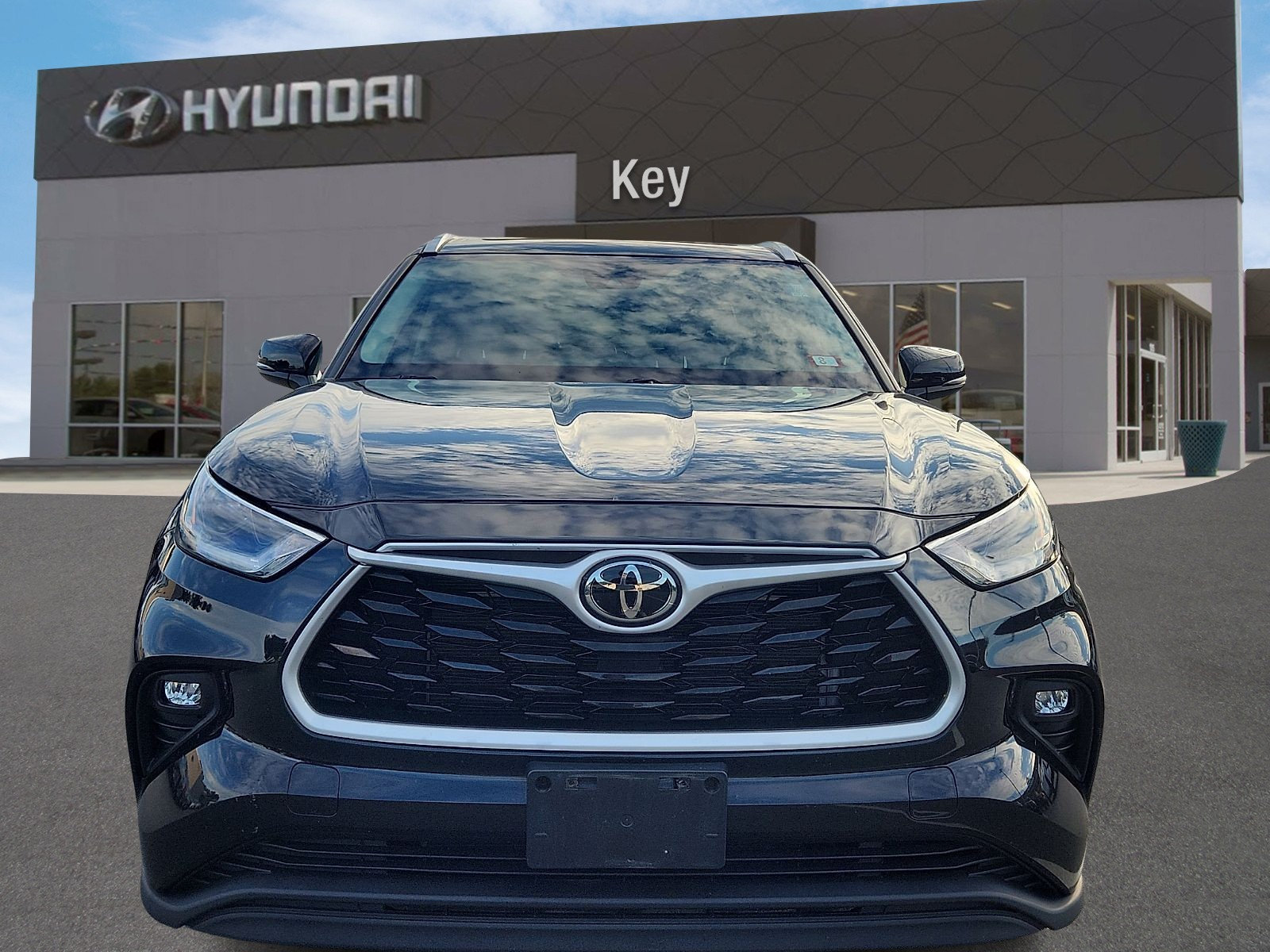 Used 2021 Toyota Highlander XLE AWD/4WD image 7