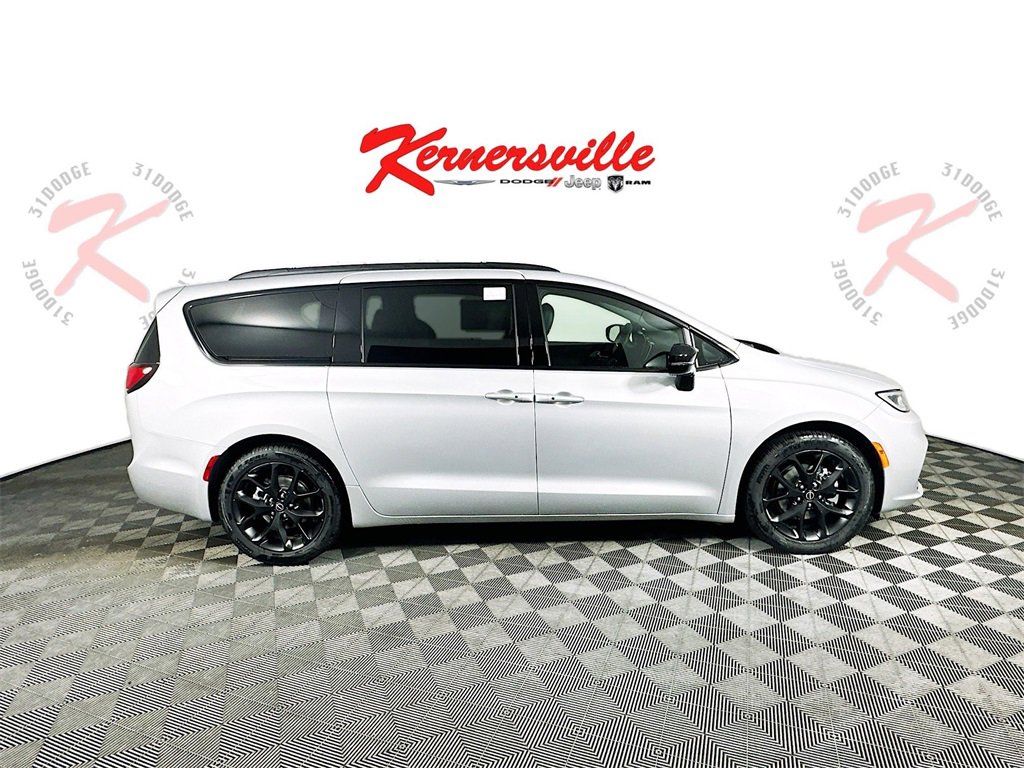 New 2026 Chrysler Pacifica Limited image 8