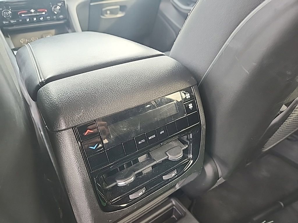 Used 2023 Jeep Grand Cherokee L Laredo image 12