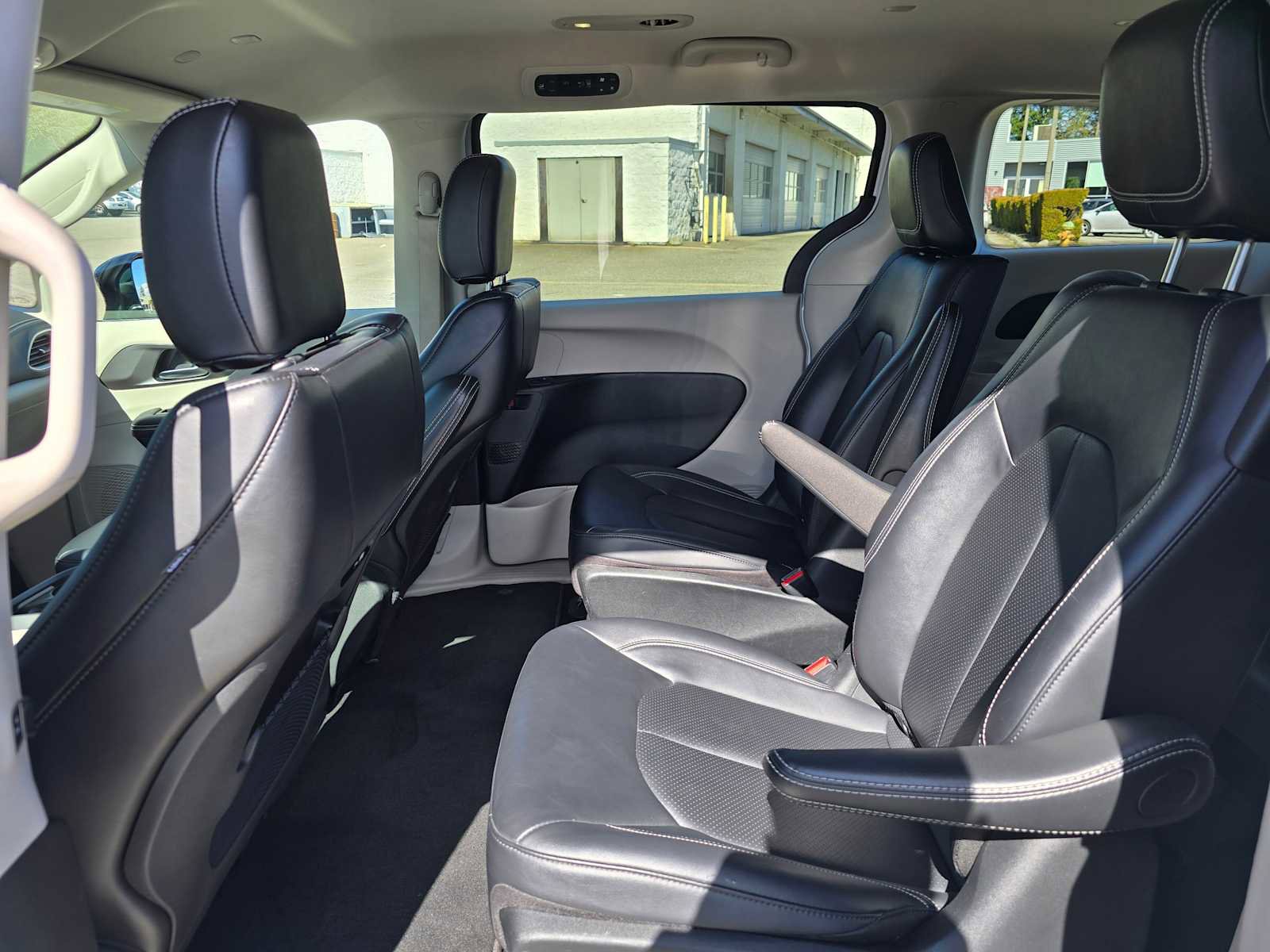 Used 2024 Chrysler Pacifica Select image 17