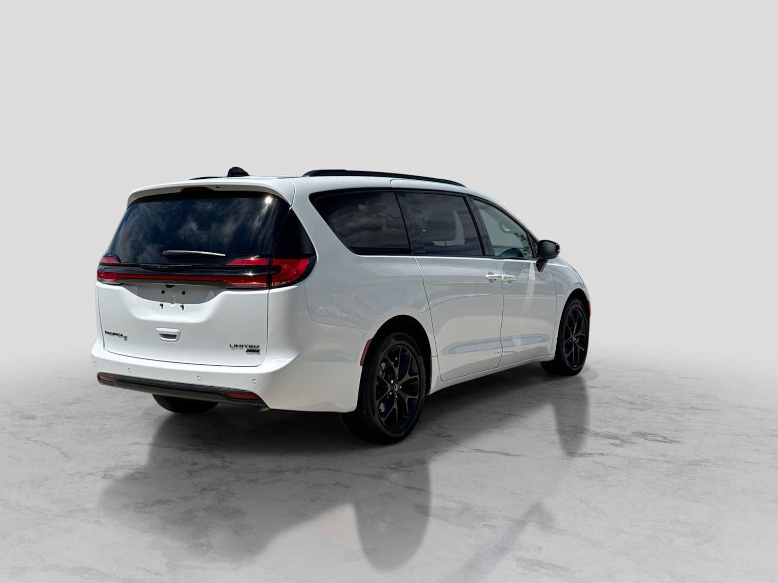 Used 2026 Chrysler Pacifica Limited w/ S Appearance Package AWD/4WD image 6