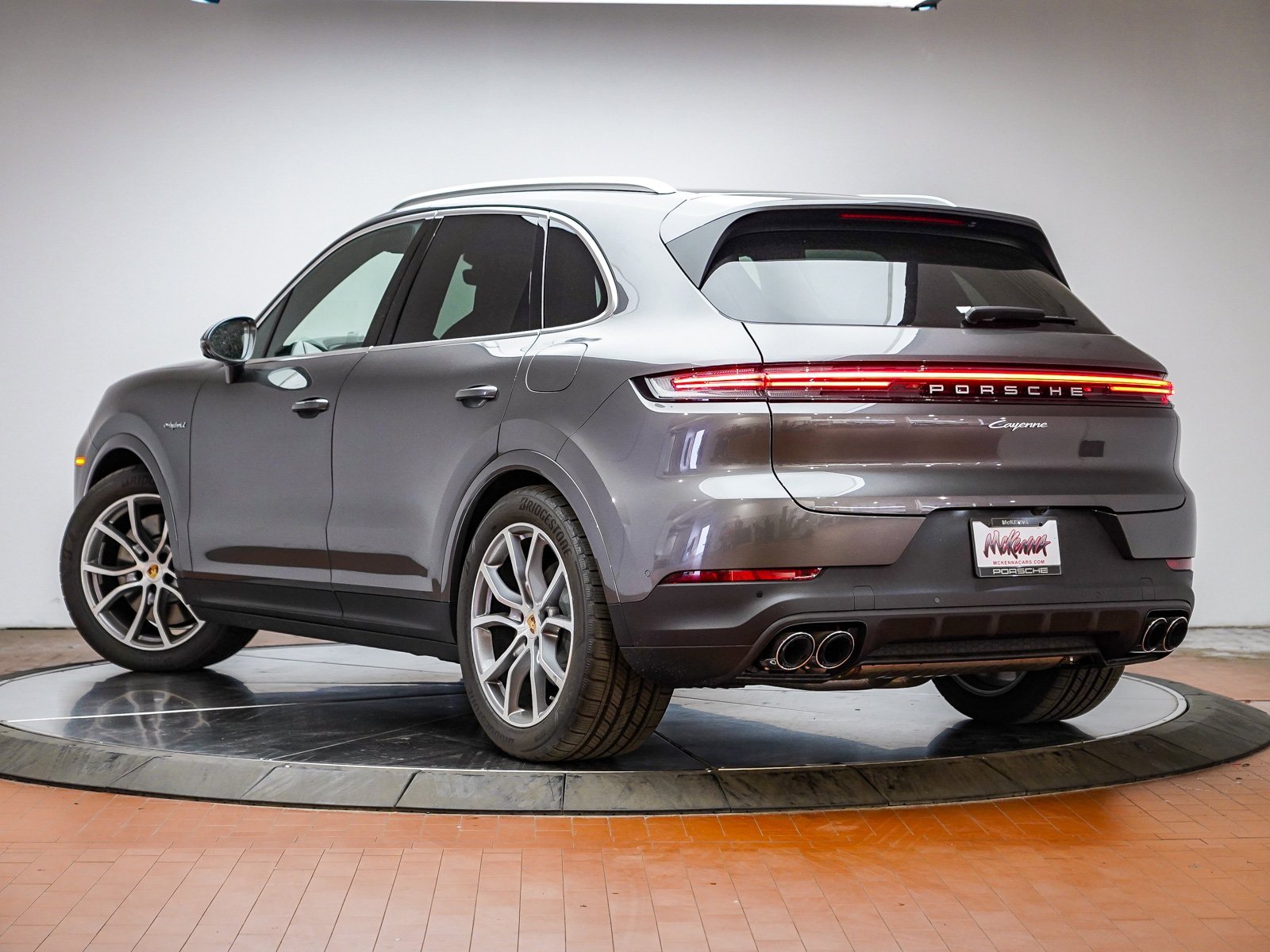 Certified 2025 Porsche Cayenne E-Hybrid image 3