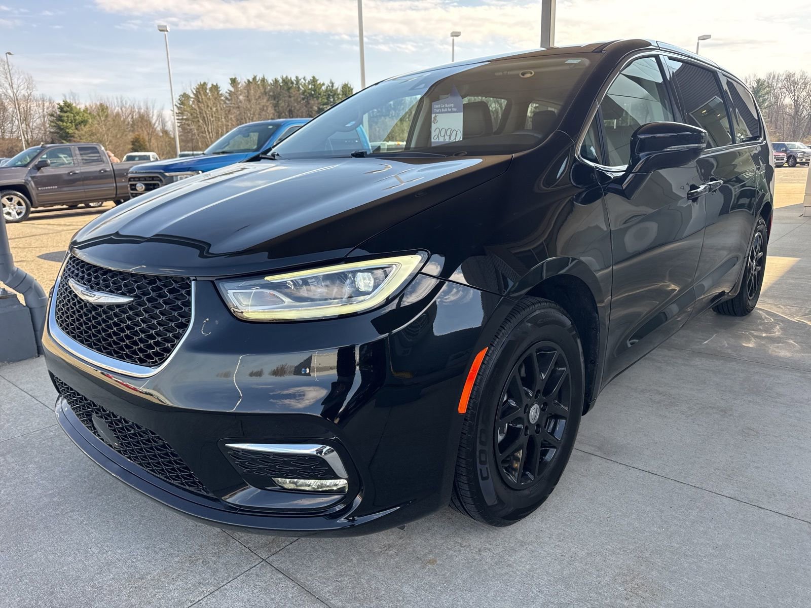 Used 2024 Chrysler Pacifica Touring-L FWD image 3