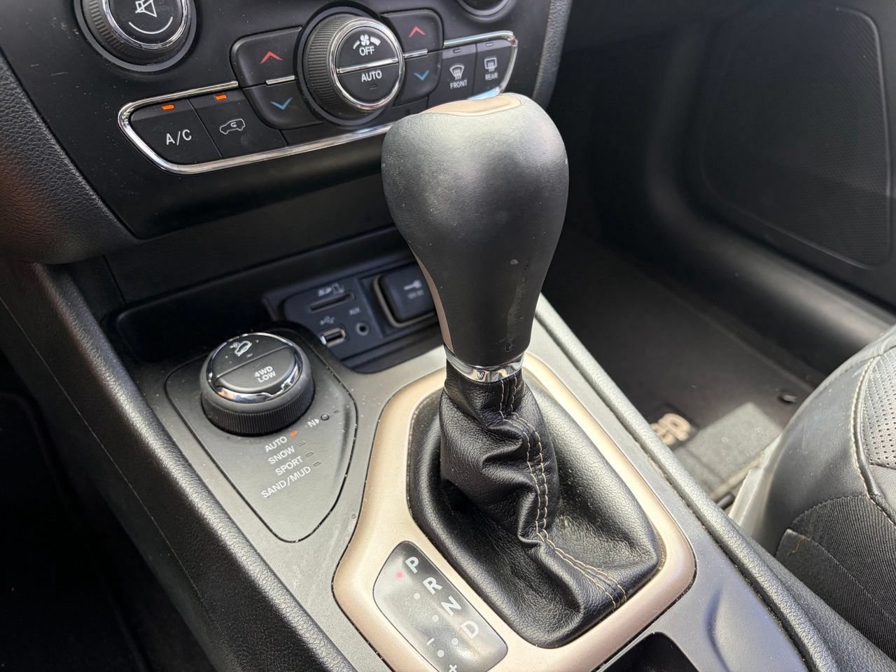 Used 2018 Jeep Cherokee Limited w/ Technology Group AWD/4WD image 9