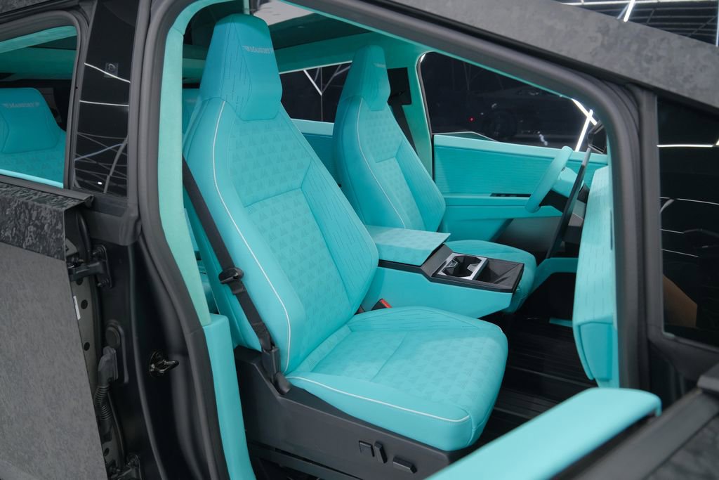 Used 2025 Tesla Cybertruck AWD Crew Cab image 40