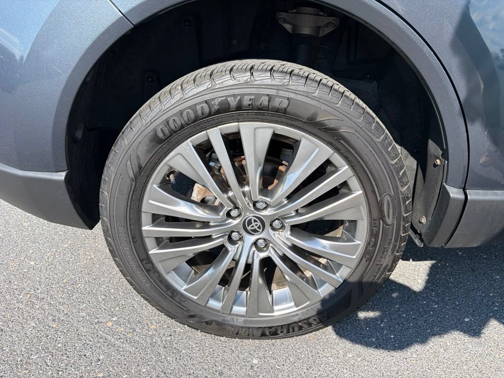 Used 2021 Toyota Venza XLE w/ Softex Package AWD/4WD image 12