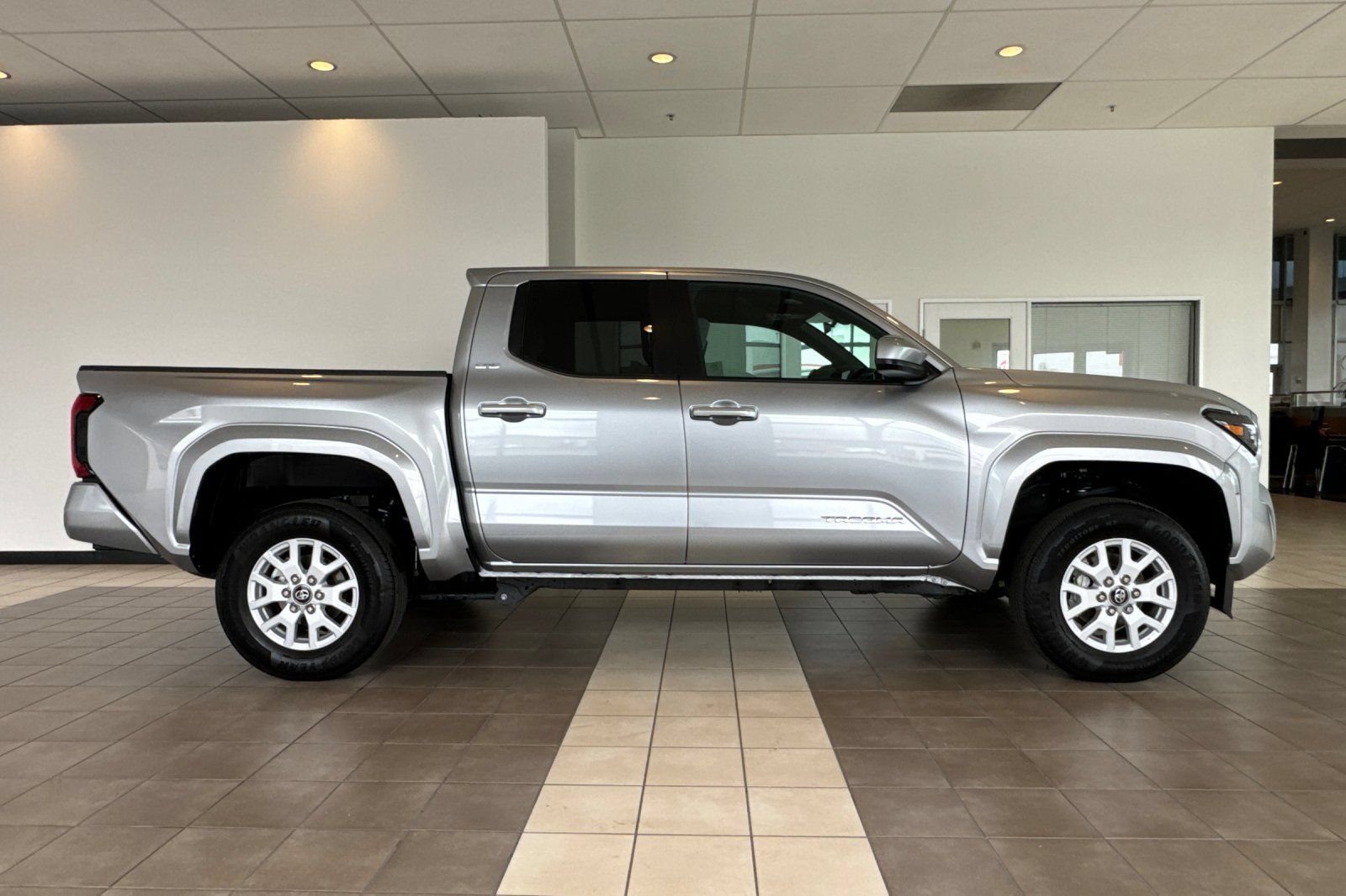 Certified 2025 Toyota Tacoma SR5 AWD/4WD image 3
