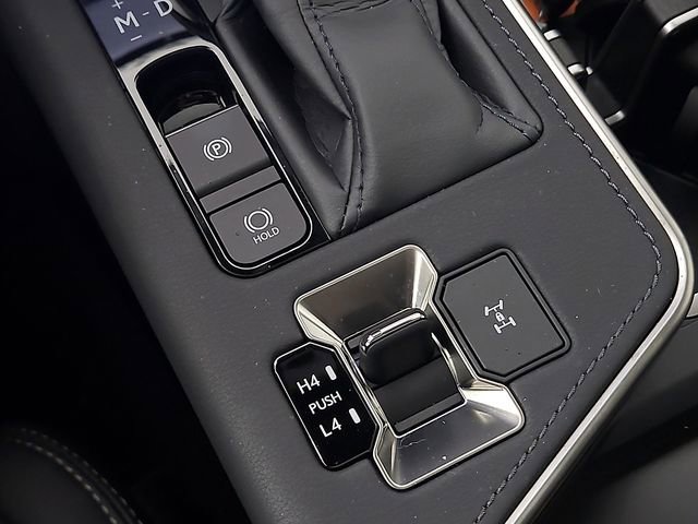 Used 2025 Lexus GX 550 w/ Accessory Package (2T) image 30