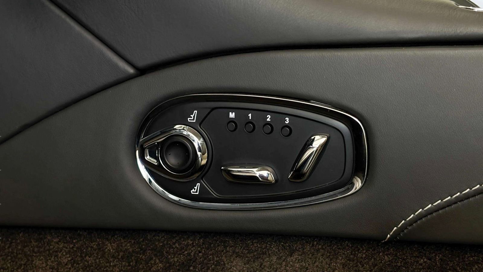 Used 2022 Aston Martin DB11 Coupe image 16