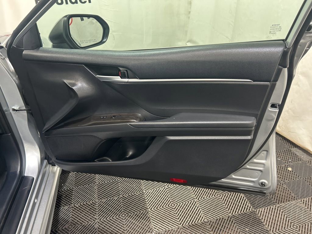 Used 2024 Toyota Camry SE image 11