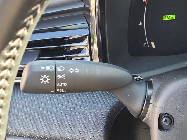 Used 2025 Toyota Camry SE w/ Convenience Package image 16